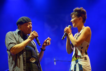 Al Jarreau e Simona Molinari © Paolo Iammarone by courtesy of Pescara Jazz