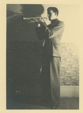 Boris Vian à la trompette, vers 1940 © collection Fond'action Boris Vian, by courtesy