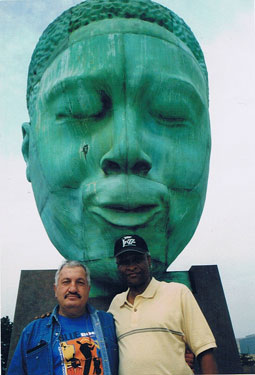Sergio Veschi (Red Records) et Bobby Watson devant le monument dédié  Charlie Parker  Kansas City © Sergio Veschi by courtesy