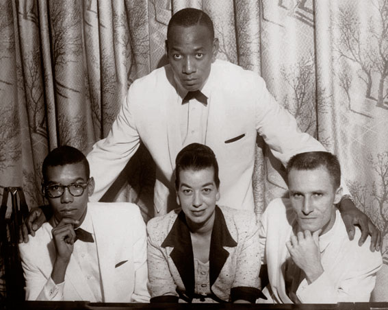 Stanley Cowell, Connie Hendricks (voc), Dean Austin (dm), debout Vernon martin (b), 1960 © photo X by courtesy of Stanley Cowell, parue dans Jazz Hot n586
