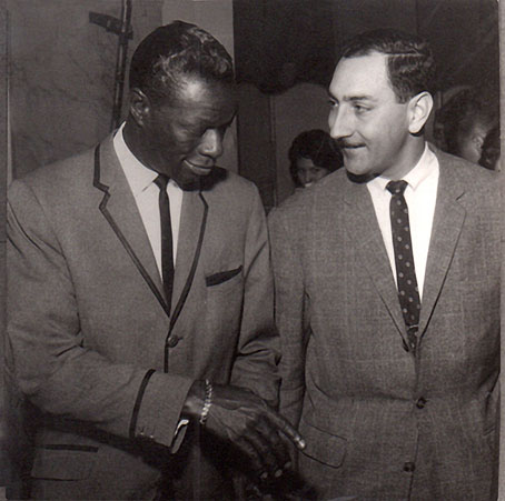 Nat King Cole et Louis-Victor Mialy, début des années 1960 © photo X, Coll. Jazz Hot