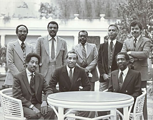MBoom - debout: Freddie Waits, Joe Chambers, Roy Brooks, Omar Clay, Ray Mantilla, Assis: Warren Smith, Max Roach, Fred King © photo X by courtesy of Warren Smith
