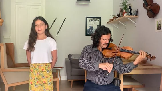 2020. Tcha et Esra (voc) Limberger, hors scne, chants de Transylvanie - Image extraite de YouTube