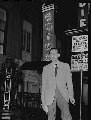 Charles Delaunay, le patron du label Swing,  New York devant une enseigne de club fort  propos © William Gottlieb by courtesy of Library of Congress