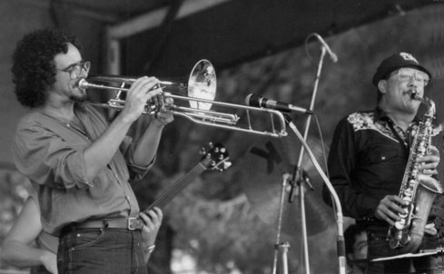 Claudio Roditi au trombone  pistons accompagnant Paquito D'Rivera, en 1983  la Grande Parade de Nice © photo X by courtesy, coll. Jazz Hot