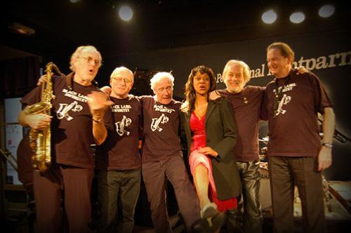 Sylvia Howard avec Christian Bonnet ( gauche) et les musiciens du Black Label Swingtet, Petit Journal Montparnasse © Photo X, by courtesy of Sylvia Howard