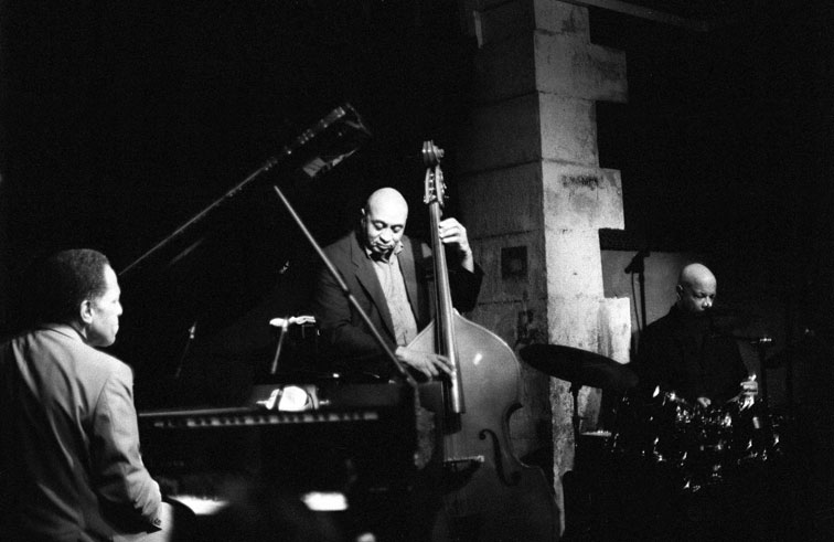 Michel Sardaby, Reggie Johnson, Doug Sides, Marseille, Club le Pelle-Mle, 14 avril 2005, Tournée des 70 ans de Jazz Hot © Ellen-Bertet
