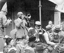 Bunk Johnson, Jim Robinson et George Lewis (il tient sa clarinette), New Orleans, 1946©photo X, Coll. Michel Laplace