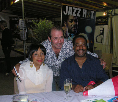 Mary Stallings, Eric Baudeigne, Eric Reed devant le stand de Jazz Hot © Yves Sportis