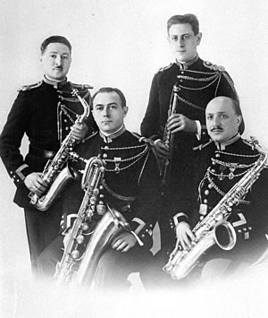 Quatuor de Saxophone de la Garde Républicaine, 1927 : Marcel Mule (ss), René Chaligné (as), Hippolyte Poimboeuf (ts), Georges Chauvet (bar) © Photo X, DR