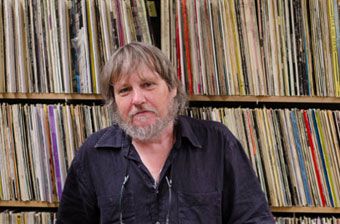 Jean-Pol Schroeder devant les rayons de vinyles © Mathieu Perez
