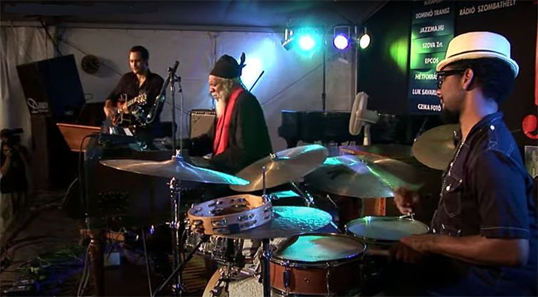 Dr. Lonnie Smith en 2011, avec Jonathan Kreisberg (g), Joe Dyson (dm), Lamantin Jazz Fesztivál, Szombathely, Hongrie image extraite de YouTube (cf. vidéographie)