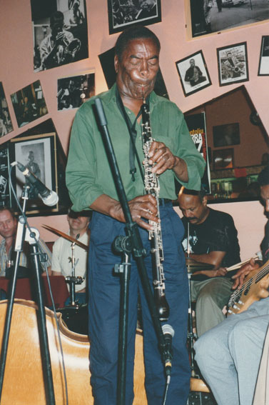 Sonny Simmons au cor anglais, Le Club, Ax-Les-Thermes, tournée de juillet-août 1995 © Alain Dupuy-Raufaste by courtesy
