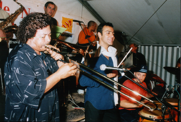 Raul de Souza (tb) en invité surprise du groupe de musique cubaine Y su piquete latino, avec Diego Peláez (perc, debout) et Fred El Pupo (perc, assis), Festival Swing à Xirocourt, 9 septembre 2000 © Christian Colnel, by courtesy of Swing à Xirocourt