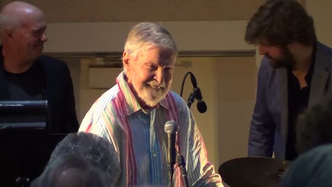 Bill Holman dirige son big band, Los Angeles Jazz Institute, 23 octobre 2022, image extraite de YouTube