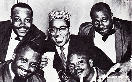 1959. The Dizzy Gillespie Quintet: (en bas) Junior Mance (p), Leo Wright (as); (haut) Teddy Stewart (dm), Dizzy Gillespie, Art Davis (b) © photo X, archives Jazz Hot