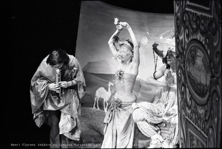 Heni Florens, acteur-musicien dans le Bourgeois Gentilhomme au Thétre du Gymanase, 1976 © Christian Ducasse