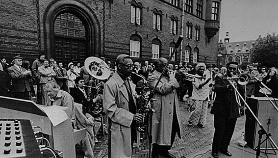 Harlem Blues and Jazz Band: de g. à d., Dill Jones (p), Barbara Dreiwitz (tuba), George James (as), Franc Williams (tp),  Miss Rhapsody (voc), Clyde Bernhardt (tb), Copenhague, Danemark, 1976 © photo Gorm Valentin by courtesy of Albert Vollmer