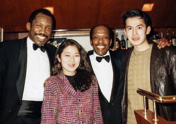 Alvin Queen et Kenny Drew avec deux clients du Key Stone Club Tokyo, Japon 1991 © Photo X, Collection Alvin Queen by courtesy