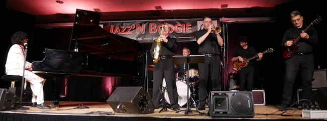 Nirek Mokar (p,voc) et ses Boogie Messengers: Claude Braud (ts), Guillaume Nouaux (dm), Jérme Etcheberry (tp), Pierre-Jean Méric (b), Stan Noubard Pacha (g), Jazz'N Boogie, Tinténiac, 13 juin 2025 © Jérme Partage