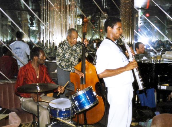 Alvin Queen (dm), Slam Stewart (b), Branford Marsalis (ss), Georges Arvanitas (p), jam-session de Htel Beach Regency, Grande Parade du Jazz, Nice, 1985 © Photo X, Collection Alvin Queen by courtesy