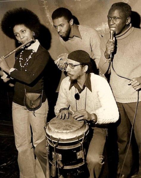 Le Spirit of Life Ensemble  la fin des années 1970 avec Clifton Walston (voc) et Daoud-David Williams (cga) © Photo X, Riverview Jazz Archives, by courtesy