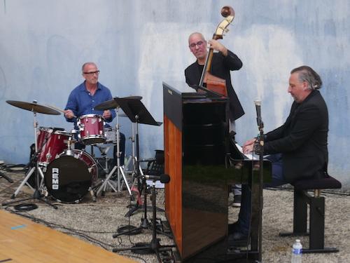 Stéphane Stanger (dm), Michel Rosciglione (b), Edouard Leys (p), Jazz'N Boogie, Tinténiac, 14 juin 2025 © Jérme Partage