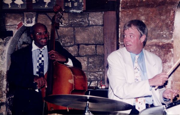 Eddie Jones (b) et Butch Miles (dm) au Caveau de La Huchette, 1994 © Caveau de La Huchette by courtesy