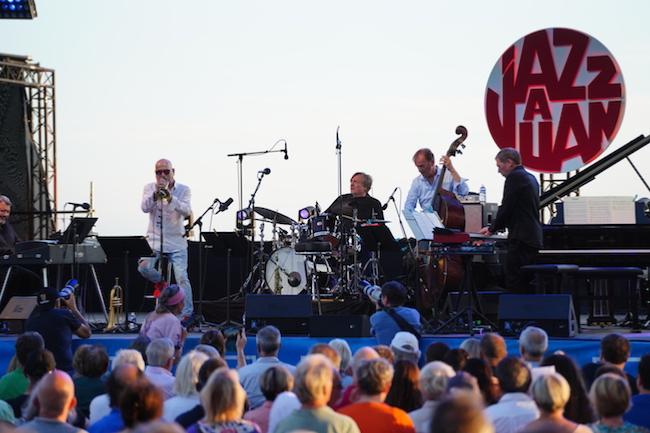 Eric Legnini (kb), Stéphane Belmondo (tp), Dré Pallemaerts (dm), Thomas Bramerie (b), Laurent Fickelson (org), Jazz  Juan, 13 juillet 2024 © Lhermitte, by courtesy of Jazz  Juan