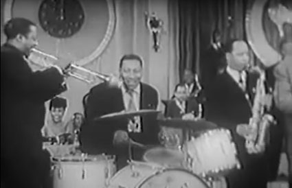 Charlie Shavers (tp), Big Sid Catlett (dm), Charlie Holmes au sein de l'orchestre de John Kirby, image extraite d'une vidéo de YouTube (cliquer sur l'image)