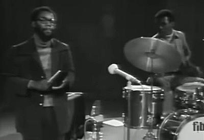 Charles Tolliver (tp,perc) et Alvin Queen (dm), émission TV Jazz Session, Paris, 1971, image extraite de YouTube