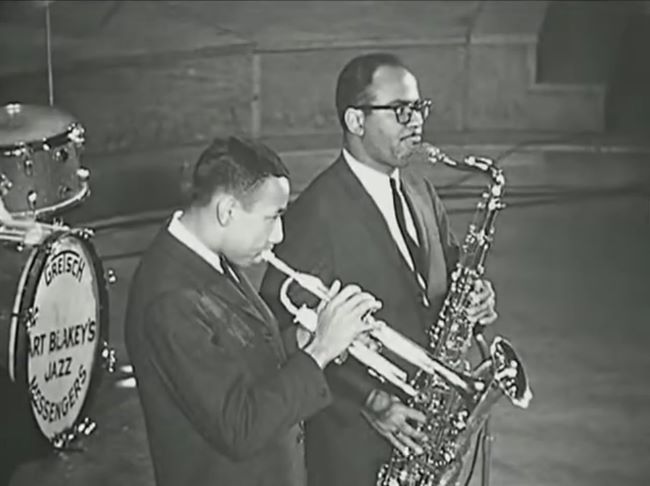 Lee Morgan (tp) et Benny Golson (ts) au sein des Jazz Meesengers d'Art Blakey, Scheveningen, Hollande, 1958, image extraite de YouTube