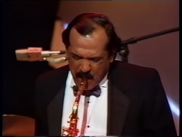 Ernie Watts, JazzVisions TV Show, Wiltern Theatre Los Angeles, décembre 1986, image extraite de YouTube
