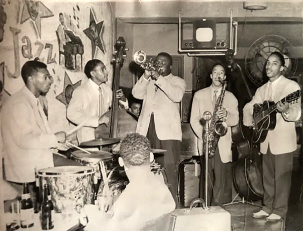 The Joe Morris Band: Embra Daylie (dm), Leroy Jackson (b), Wilmus Reeves (p), Joe Morris (tp), Johnny Griffin (ts), George Freeman (g), prob. New York, 1947 © Photo X Collection Famille Freeman by courtesy of Chico Freeman