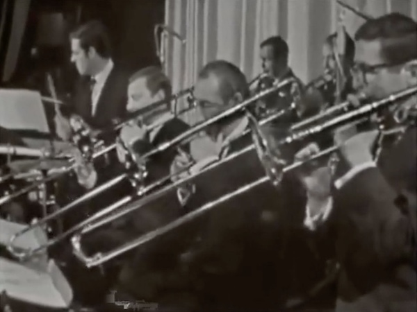 Claude Gousset à la gauche de la section de trombone du big band de Jean-Claude Naude, Théâtre de la Mutualité, Paris, 3 novembre 1965, image extraite de DailyMotion