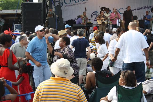 Eddie Palmieri et son groupe devant le public du West Oak Lane Jazz and Arts Festival, Philadelphie, PA, juin 2011 © Jérme Partage