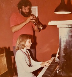 Cæcilie Norby, au piano, avec son père, Erik Norby, vers 1976 © Archives Cæcilie Norby by courtesy