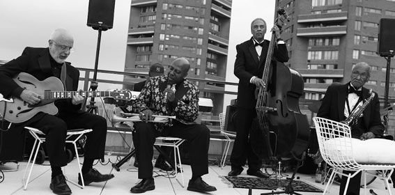 Concert sur le toit dun immeuble situé entre 5th Avenue et 109th Street, NYC, 2012, de g.  d., Bill Wurtzel (g),  Joey Morant (tp), Zeke Mullins (p), Michael-Max Fleming (b), Fred Staton (ts) © photo X by courtesy of Albert Vollmer