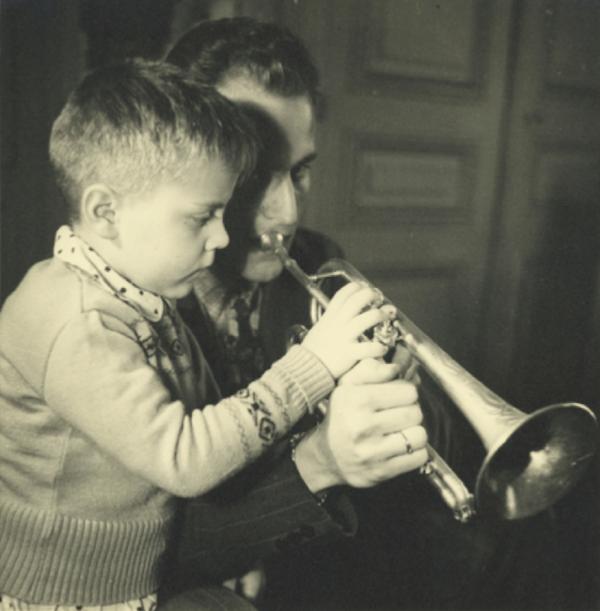 1947, Patrick commence la trompette avec son pre Boris Vian © Collection FondAction Boris Vian by courtesy