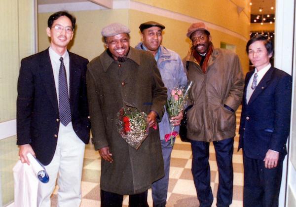 au centre: Horace Parlan, Reggie Johnson, Alvin Queen, Japon, octobre 1994 © Photo X, Collection Alvin Queen by courtesy