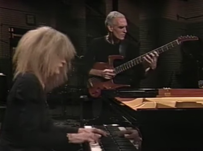 Carla Bley (p) et Steve Swallow (eb), émission Night Music, 1989 ou 1990, image extraite de YouTube