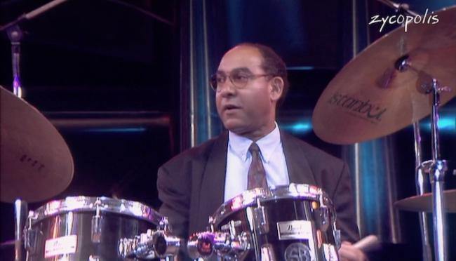 Doug Sides dans le trio d'Hank Jones, Jazz  Juan, juillet 1994, image extraite de YouTube