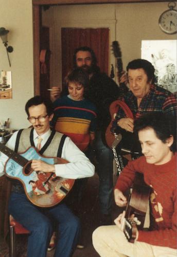 De gauche  droite: Robert Crumb (g), Muriel Demarchi, Didier Roussin Jo Privat, Dominique Cravic (g), au domicile de Jo Privat (Bry-sur-Marne), 1986 © Vanja Larbrisseau by courtesy of Dominique Cravic
