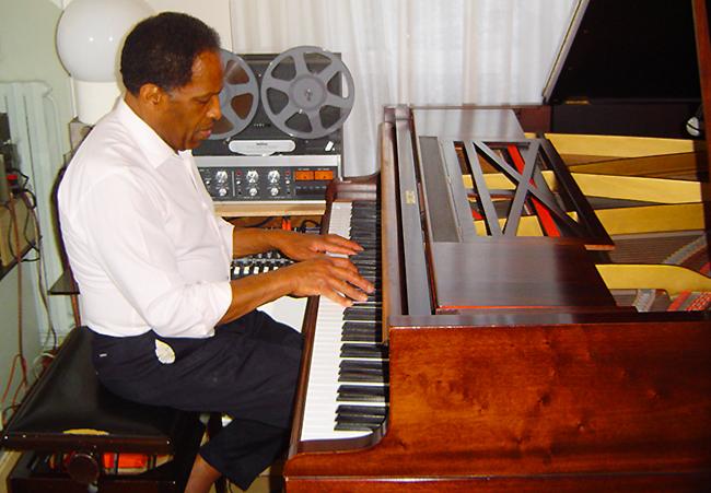 Michel Sardaby chez lui,  son piano, mai 2005 © Jérme Partage