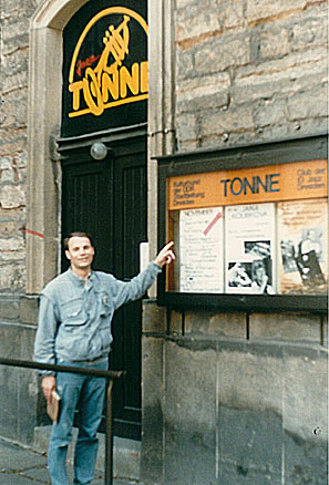1986. Roberto Magris devant l'entrée du Tonne Jazz club © X, by courtesy of Roberto Magris