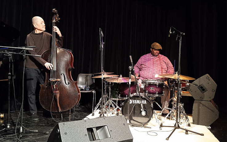Kiyoshi Kitagawa (b) et Johnathan Blake (dm), St-Cannat, 20 novembre 2025 © Ellen Bertet