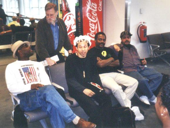 De gauche  droite: Craig Harris, Lew Tabackin, Nathan Breedlove, David Murray, Rasul Siddik, aéroport de Stockholm, vers 2000 © Photo X, Collection Nathan Breedlove, by courtesy