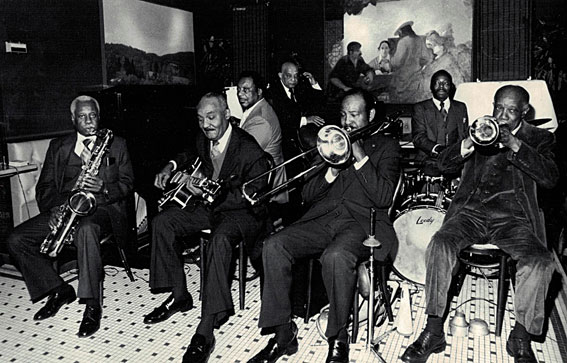 The Harlem Blues and Jazz Band, O’Neal’s Restaurant, NYC, 1982; Au premier plan, de g. à d.: George Kelly (as),  Al Casey (g), Eddie Durham (tb), Bobby Williams (tp); Au second plan, de g. à d.: Gene Rodgers (p),  John Peck Morrison (b), Shelton Gary (dm) © photo Frank Flanigar by courtesy of Albert Vollmer