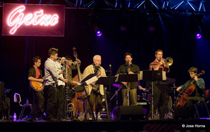 Getxo Jazz Festival 2007: André Fernandes (g), Denis Lee (bcl), Russ Johnson (tp), Matt Pavolka (b),  Lee Konitz (as), Ohad Talmor (ts), Dan Weiss (dm, caché), Jacob Garchik (tb), Greg Heffernan (cello) © Jose Horna