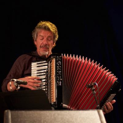Francis Varis lors d'un concert de Raul Barboza, Pan Piper, Paris, 2018 © Mathieu Perez